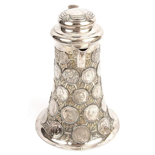 Серебряный кувшин с монетами.
