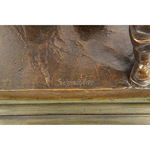 Скульптура «Дорожный рабочий укладывает рельс»