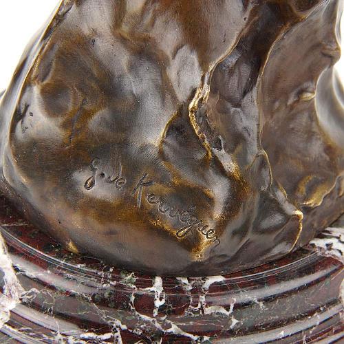 Скульптура "Женщина заставляет мир двигаться"