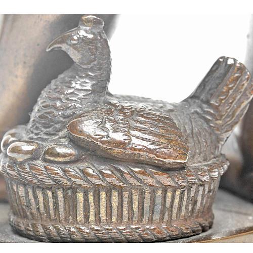 Статуэтка "Девочка с куклой и пасхальным яйцом в мешочке".