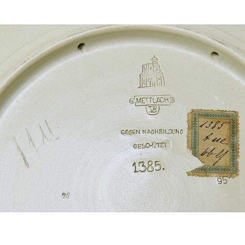 Декоративные парные тарелки с воинами в средневековых костюмах и геральдическими щитами.