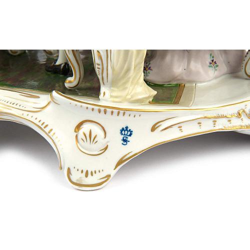 Скульптурная композиция с галантными сценами.