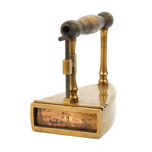 Утюг на подставке. 19-век.