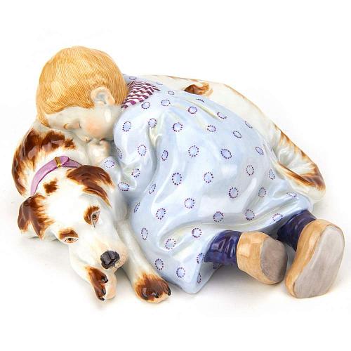 Статуэтка "Ребенок спящий на собаке"