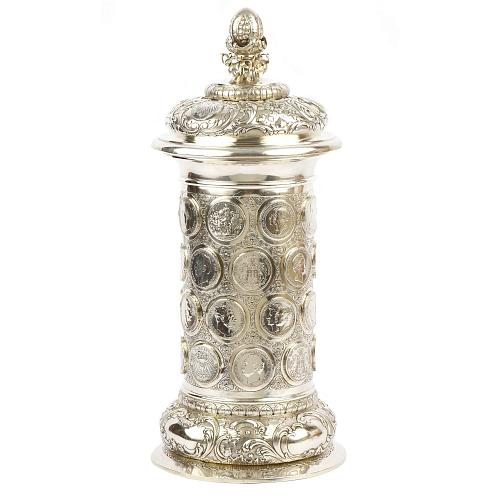 Большой кубок с памятными монетами