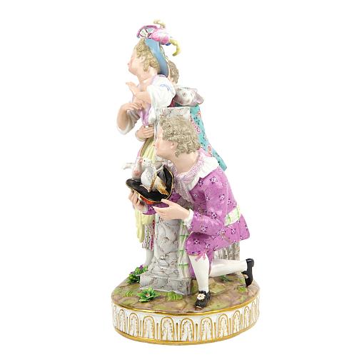 Скульптура с галантной сценой. Мейссен.