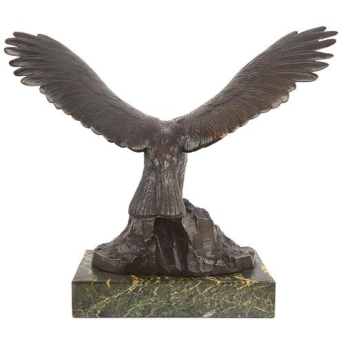 Скульптура «Взлетающий орел»
