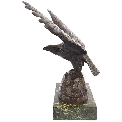 Скульптура «Взлетающий орел»