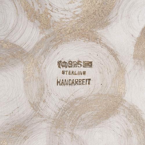 Серебряный кувшин с монетами.