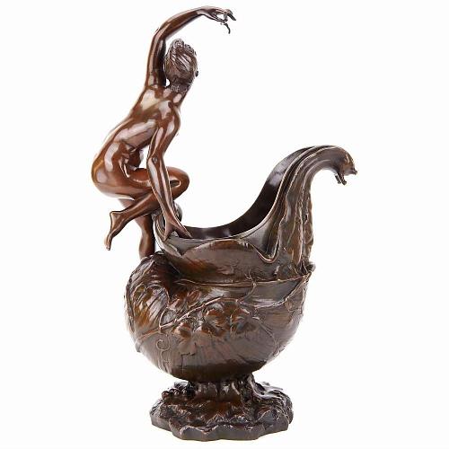 Кашпо с фигурой нимфы