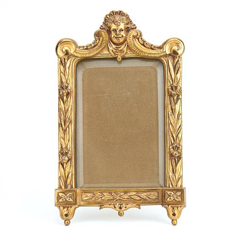 Рамка для фотографии с маскароном и цветочным орнаментом