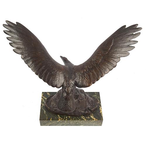 Скульптура «Взлетающий орел»