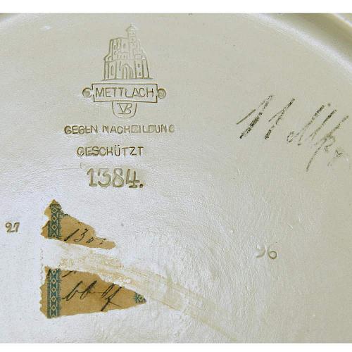 Декоративные парные тарелки с воинами в средневековых костюмах и геральдическими щитами.