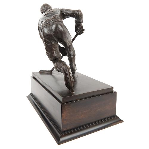 Скульптура "Хоккеист"