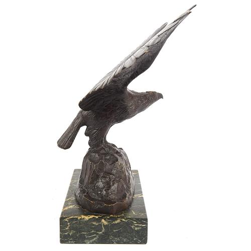 Скульптура «Взлетающий орел»
